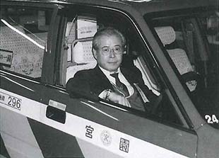 運転席に座っている竹村さんの写真